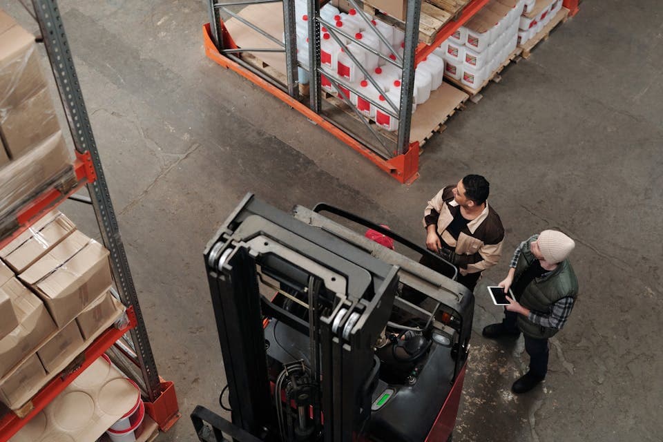 Lagerteam registrerar tid under logistikarbete