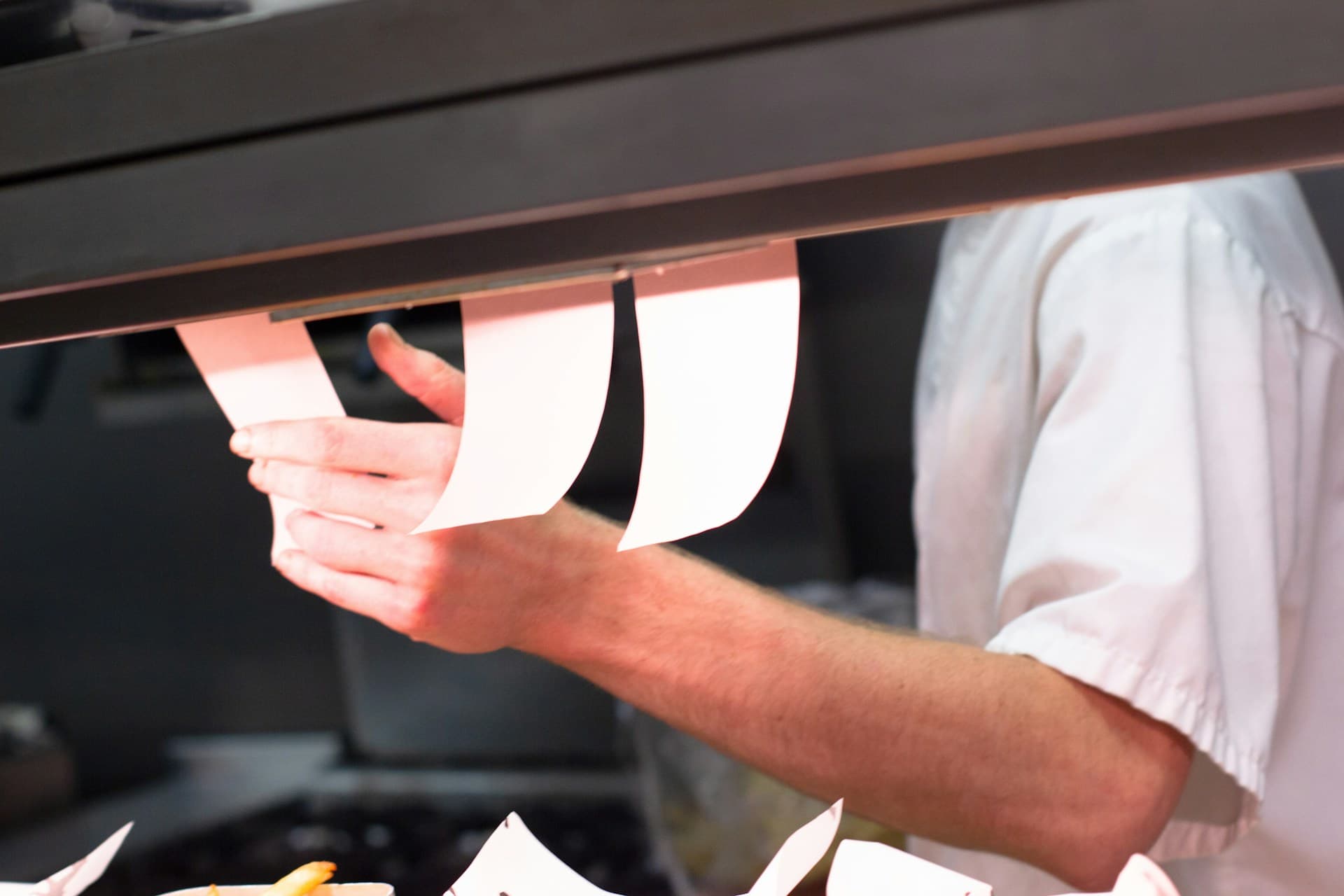 Restaurangteam använder tidrapportering under ett intensivt pass